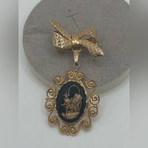 Vtg Gold Tone Bow Black & Gold Lucite Rickshaw Scene Brooch 2.1” - Picture 2 of 6